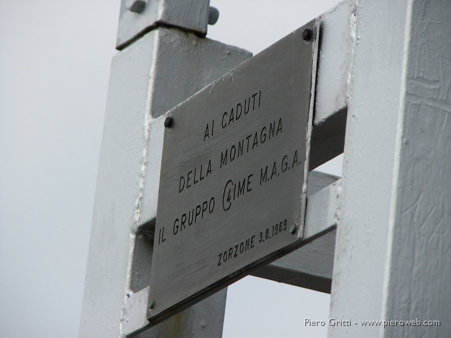 Menna3ag08 093.jpg - La croce è stata posta il  3 agosto 1969 dal gruppo "4 cime M.A.G.A."